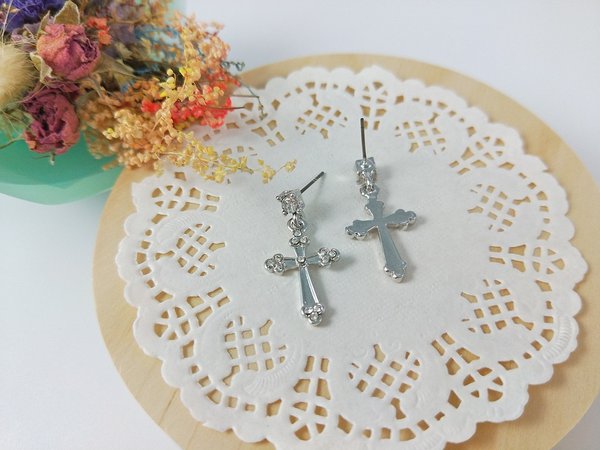 Découvrez les boucles d'oreilles croix pour un style élégant