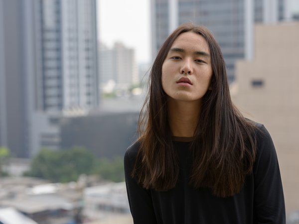 Cheveux longs homme : idées de coiffures, conseils & entretien